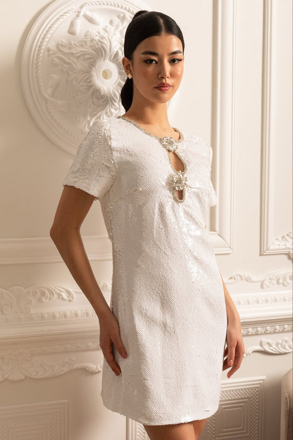 Çiçekli Broşlu ve Işıltılı Yakalı Pullu Mini Elbise - Beyaz