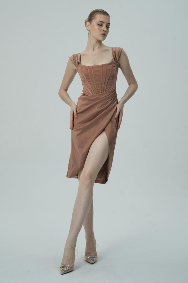 Korse Bedenli Zarif Dantelli Saten Midi Elbise